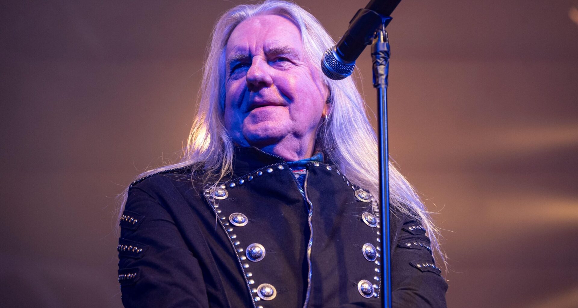 "Oloni on paikoin pikkuisen brutaali, mutta voin yllättävän hyvin" – Saxonin Biff Byford kertoi kuulumisiaan sytostaattihoidon jälkeen