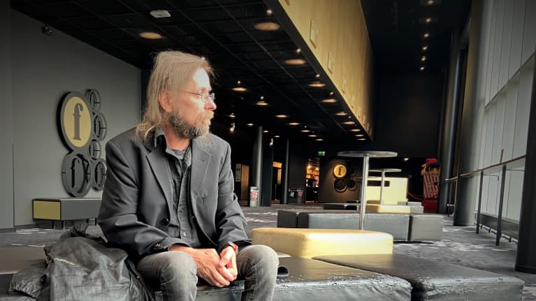 Silu Seppälä istuu Finnkinon aulassa ja katsoo ulos isoista ikkunoista.