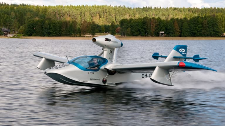 Atol 650 LSA -lentovene nousemassa lentoon järvestä.