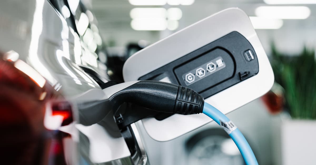 Uusien autojen myynti sakkaa yhä, mutta sähköistyminen etenee | Uutisia lyhyesti