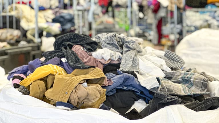 Tekstiilien kierrätystä Oulun Limingantullin Kierrätyskekuksessa 5.5.2023