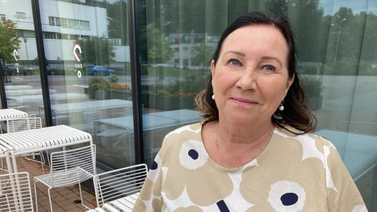 Sirpa katsoo kameraan Marimekon paita päällä.