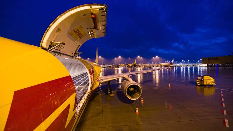 Rahtilentokone DHL:n Leipzigin Euroopan keskuskentällä Saksassa odottamassa rahtia.
