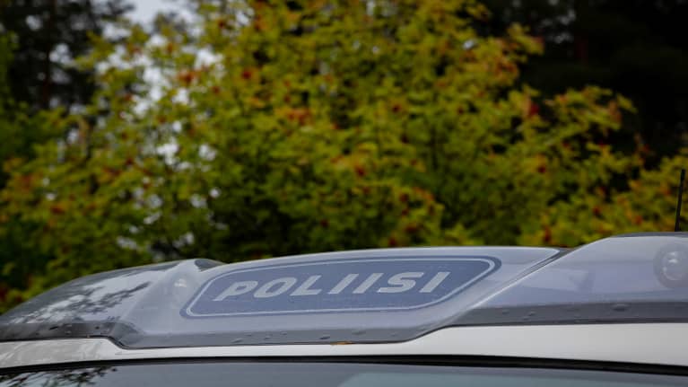 Poliisiauton vilkut ja poliisi -teksti.