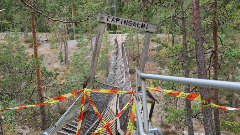 Romahtanut riippusilta retkeilureitillä.
