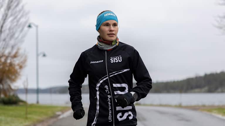 Ultrajuoksija Satu Lipiäinen juoksee.