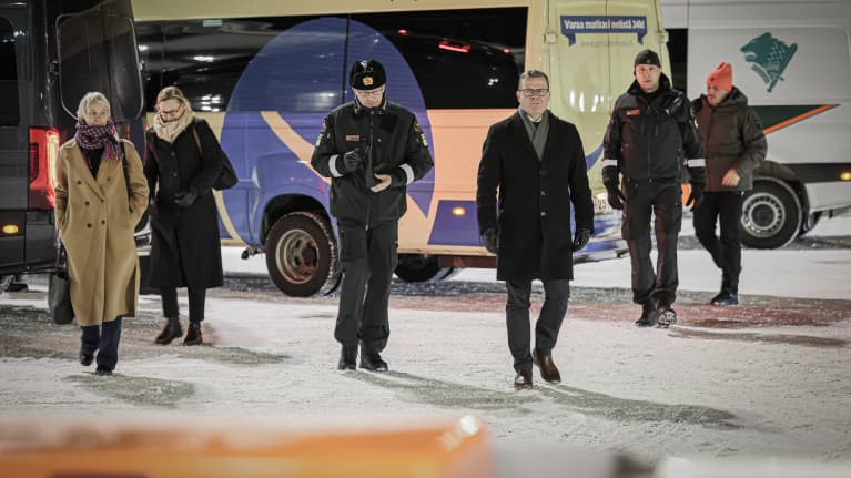 Pääministeri Petteri Orpo kävelee rajavartiolaitoksen päällikön, Pasi Kostamovaaran, kanssa tiedotustilaisuuteen Vartiuksen rajanylityspaikalla Kuhmossa 20.11.2023. 