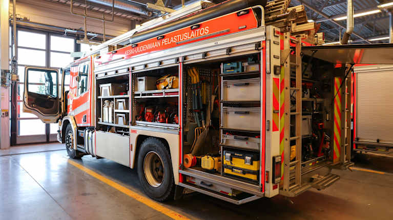 Keski-Uudenmaan pelastuslaitoksen paloauto seisoo parkissa Vantaan Aviapoliksen paloasemalla.