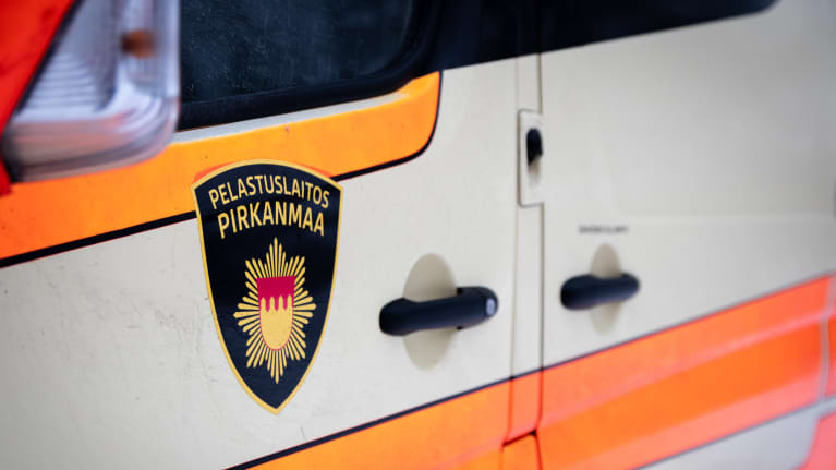 Ambulanssin kylki, jossa Pirkanmaan pelastuslaitoksen logo.