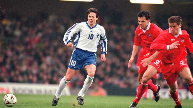Jari Litmanen Cardiffissa Walesia vastaan.