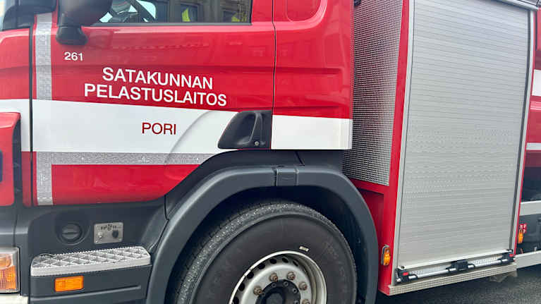 Ison paloauton ovessa lukee Satakunnan pelastuslaitos, Pori.