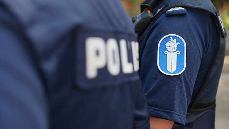 Kaksi poliisia seisoo aurinkoisessa säässä. Anonyymi kuva.