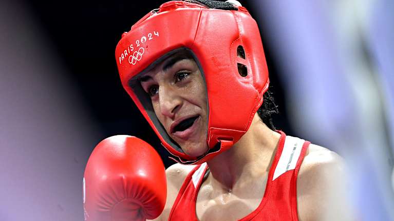 Algerian Imane Khelif nyrkkeilee Pariisin olympialaisissa.