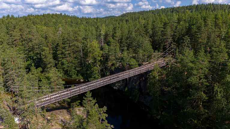 Lapinsalmen riippusilta Repoveden kansallispuistossa ilmasta nähtynä.