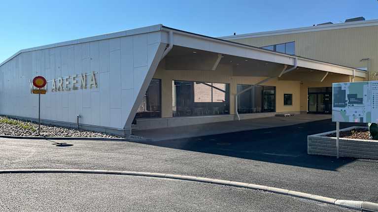 Uusi Kemi Areena monitoimihalli ulkoa käsin pääsisäänkäynnin edestä.