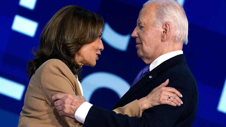 Kamala Harris ja Joe Biden halaavat puoluekokouksen lavalla.