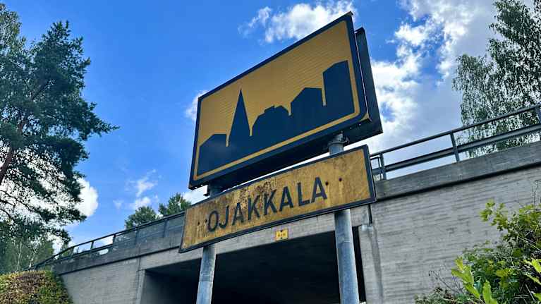 Vihdin Ojakkala -taajamakyltti.