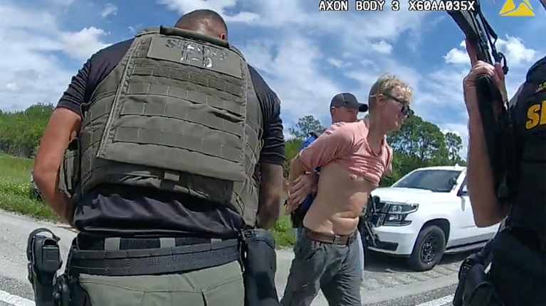 Poliisi julkasema kuva Ryan Routhin pidätyksestä sunnuntaina Floridassa.