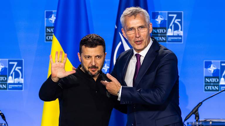 Ukrainan presidentti ja Naton pääsihteeri Jens Stoltenberg Naton huippukokouksessa Washingtonissa 11. heinäkuuta 2024.
