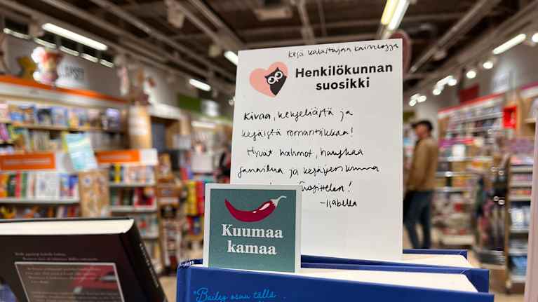 Suomalaisessa Kirjakaupassa mainostetaan kirjoja.