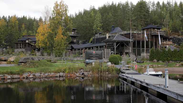 Hotel & Spa Resort Järvisydämen päärakennus on järven rannalla.