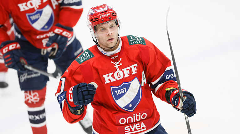 Iiro Pakarinen tuulettaa maalia.