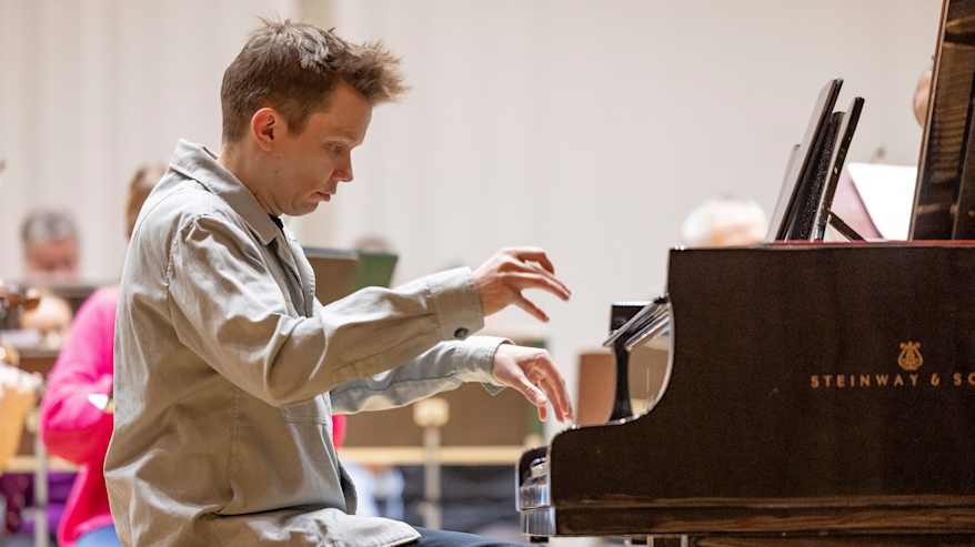 Pianisti Joonas Ahonen soittamassa Kotkan konserttitalon lavalla.