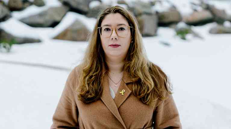 Shirel Levi pukeutuneena ruskeaan takkiin lumisessa maisemassa.
