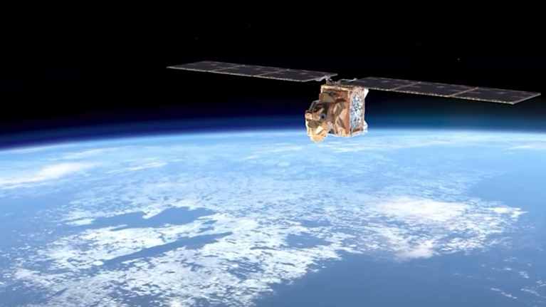Satelliitti lentää maan yläpuolella. 