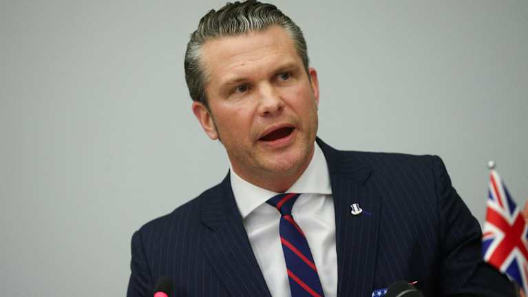 Yhdysvaltain puolustusministeri Pete Hegseth puhuu.