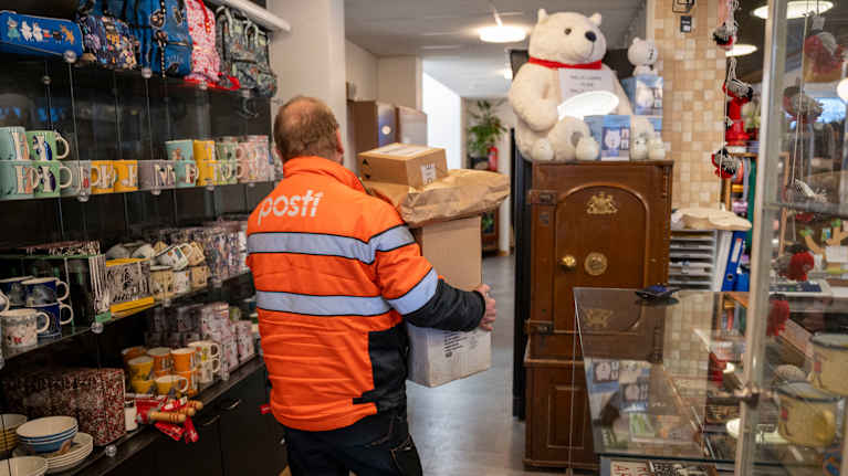 Jörgen Huldin kantaa Postin pakettia Bromarvin kyläkauppaan.