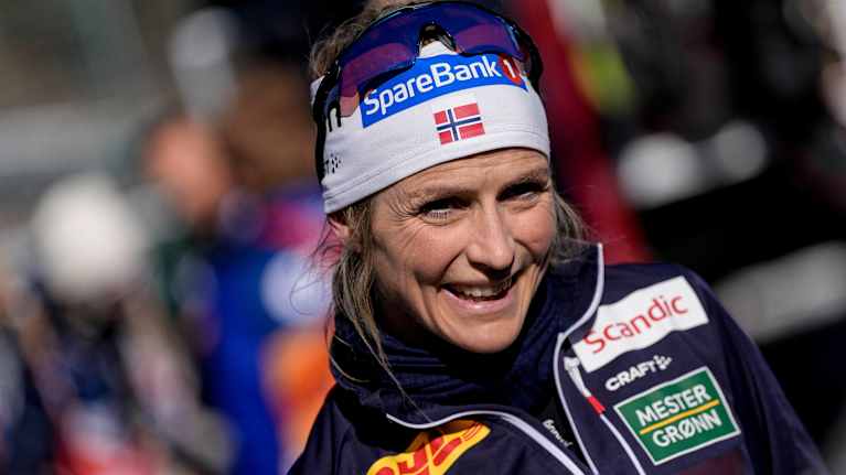 Therese Johaug hymyili Salpausselän kisoissa 2025.
