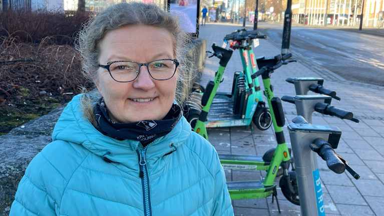 Kuopion kaupungin suunnitteluinsinööri Hanna Väätäinen seisoo vuokrattavien sähköpotkulautojen edessä Kuopion torilla. äntöjä. 