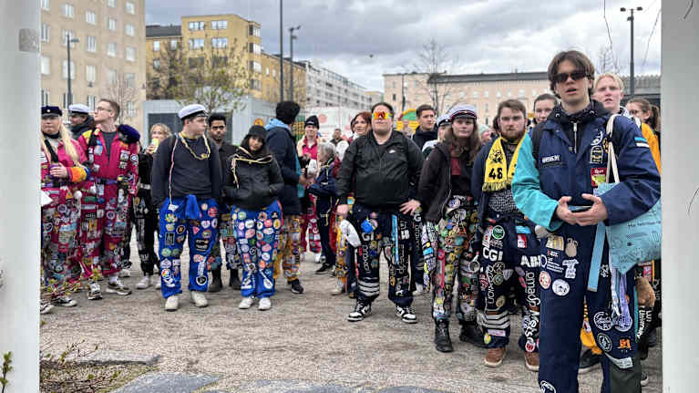 Kuvassa näkyy joukko haalareihin pukeutuneita opiskelijoita.
