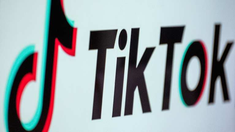 TikTokin logo lähikuvassa.