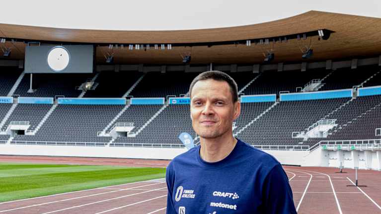 Suomen Urheiluliiton uusi  huippu-urheilujohtaja Tuomo Salonen Helsingin olympiastadionilla.