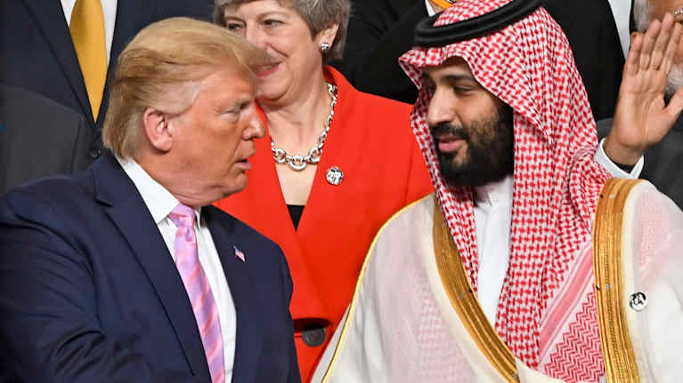 Donald Trump ja Mohammad Bin Salman kättelevät.