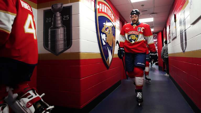 Panthersin suomalaiskapteeni Aleksander Barkov poistui pettyneenä pukukopin suojiin. 