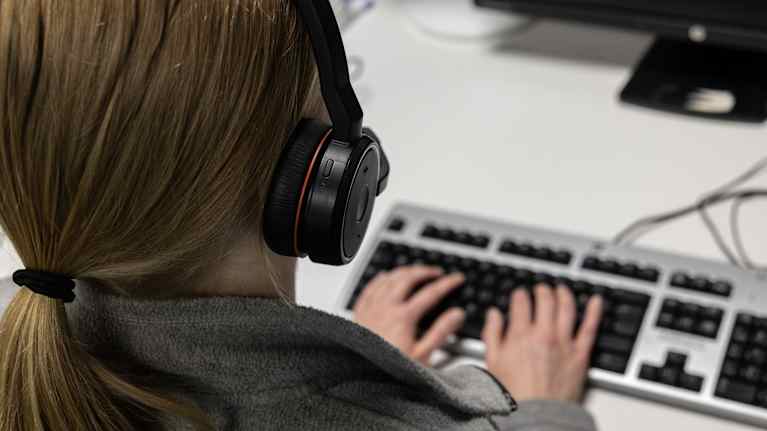 Terveysaseman puhelinpalvelun työntekijä.