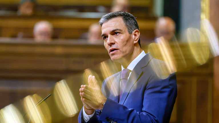 Pedro Sanchez seisoo puhujakorokkeella.