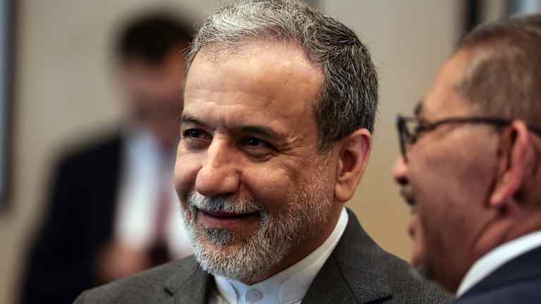 Harmaahiuksinen ja -partainen vanhempi mies.