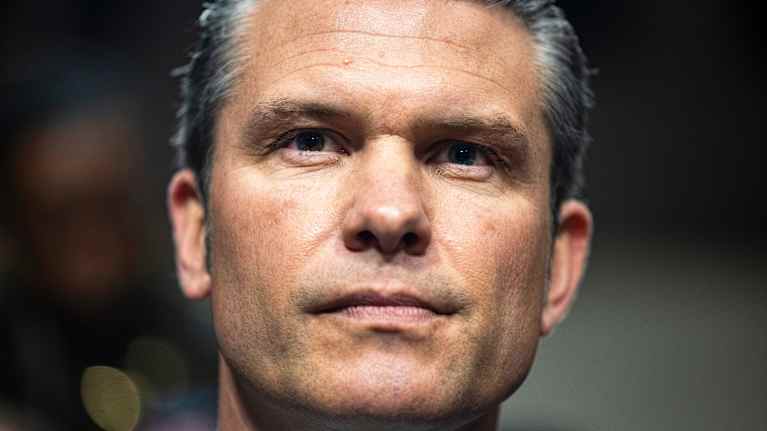 Lähikuvassa Pete Hegseth.