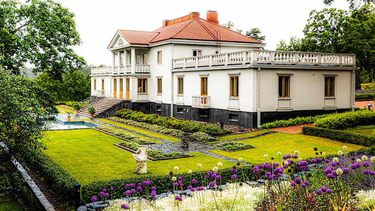 Framsidan av Söderlångvik herrgård.