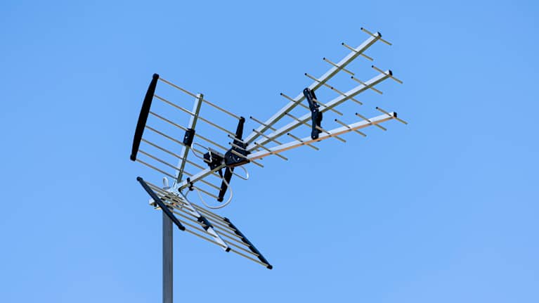 Televisioantenni sinistä taivasta vasten, joka mahdollistaa maanpäällisten televisiosignaalien vastaanoton.