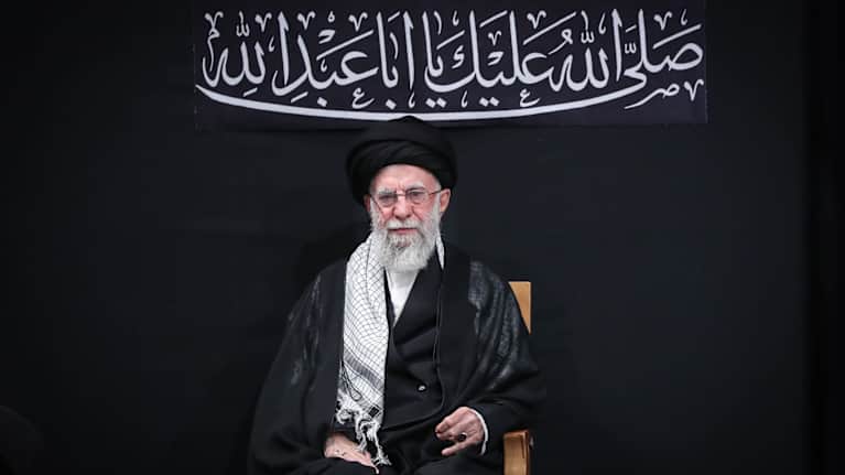 Iranin korkein johtaja ajatollah Ali Khamenei istuu.