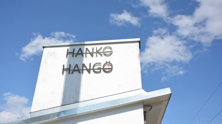 "Hanko"-kyltti rakennuksen katolla.