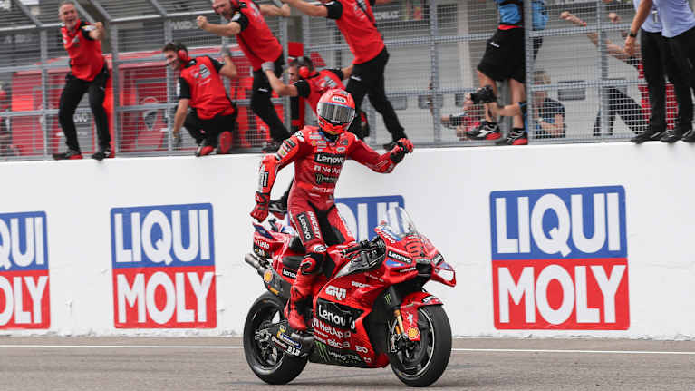 Marc Marquez tuuletti näyttävästi historiallista voittoaan.