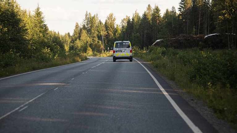 Poliisi ajaa maatiellä.