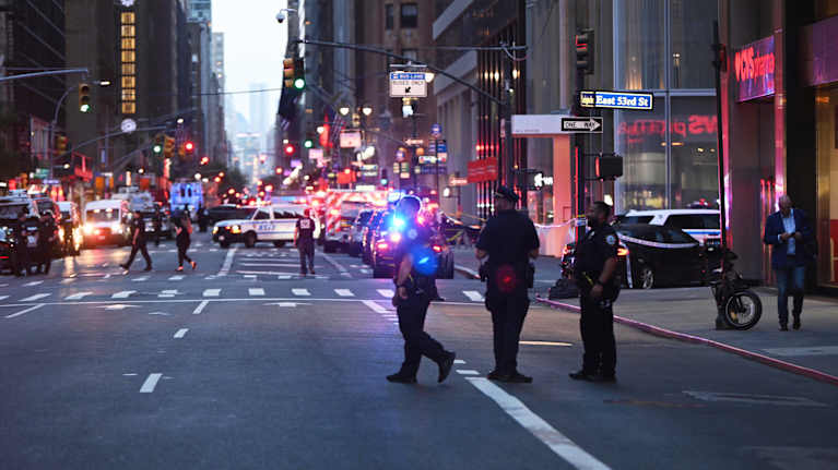 New Yorkin poliisit vastaavat aktiiviseen ampumavälikohtaukseen keskustassa.