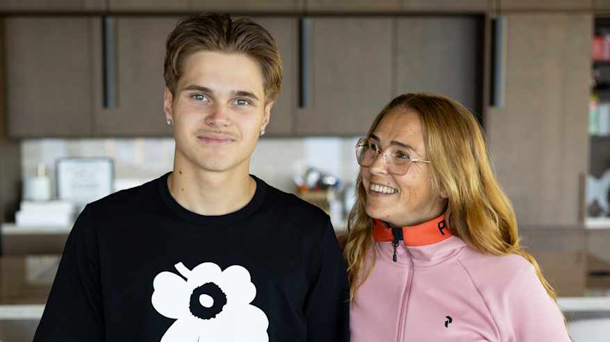 Luka Sammalisto poseeraa äitinsä Laura Sammaliston kanssa kotonaan Ylöjärvellä.